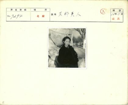 妇女深色外套石狮雕像冬日留影.jpg