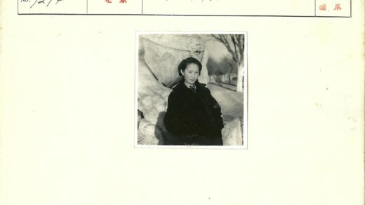 妇女深色外套石狮雕像冬日留影.jpg