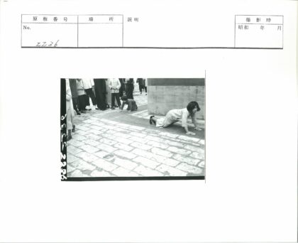 妇女爬行石头路建筑背景行人.jpg