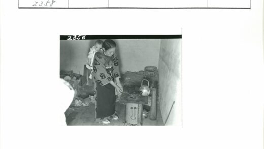 妇女背婴室内做饭场景.jpg