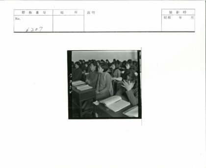 学生专注课堂学习笔记.jpg
