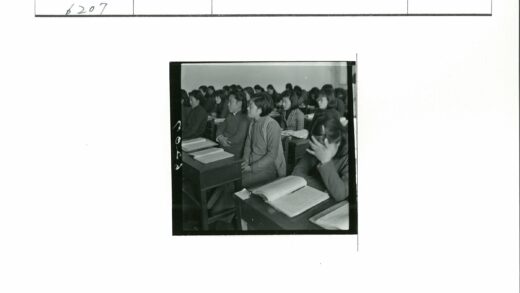 学生专注课堂学习笔记.jpg