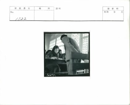 学生专注阅读教室场景.jpg