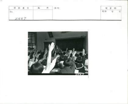 学生举手回答问题的教室场景.jpg