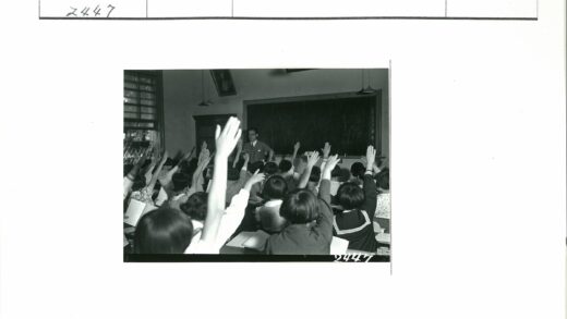 学生举手回答问题的教室场景.jpg
