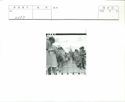 学生制服纪念碑前合影.jpg