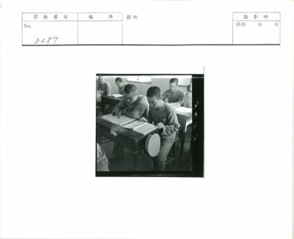学生勤奋学习课堂瞬间.jpg