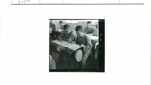 学生勤奋学习课堂瞬间.jpg