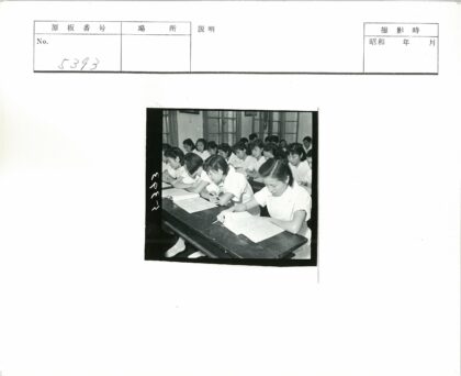 学生在教室专注学习.jpg