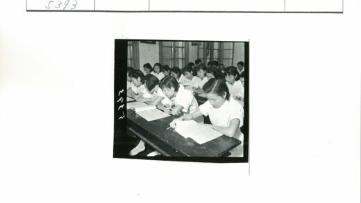 学生在教室专注学习.jpg