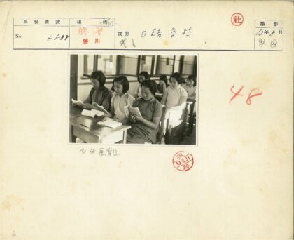 学生课桌前专注读书.jpg