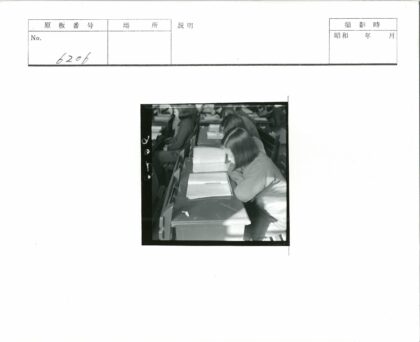 学生课桌前专注阅读.jpg