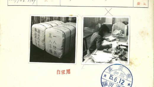 学者伏案写作的复古场景.jpg