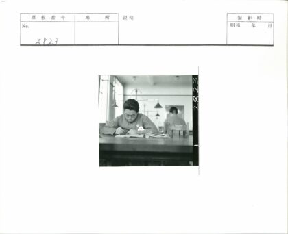 学者桌前写作室内场景.jpg