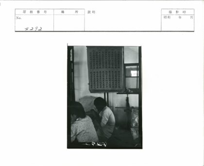 学者研读古籍室内光线柔和.jpg