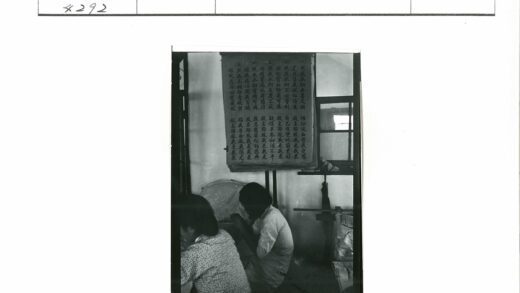 学者研读古籍室内光线柔和.jpg