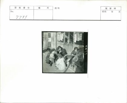 孩子与人群户外野餐老建筑.jpg