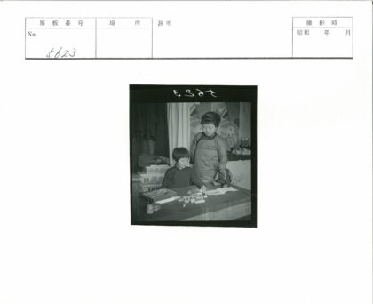 孩子与女人在书桌旁探索玩具.jpg