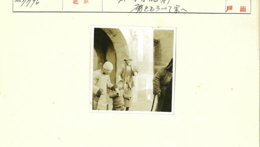 孩子与拱门砖墙前持篮人.jpg