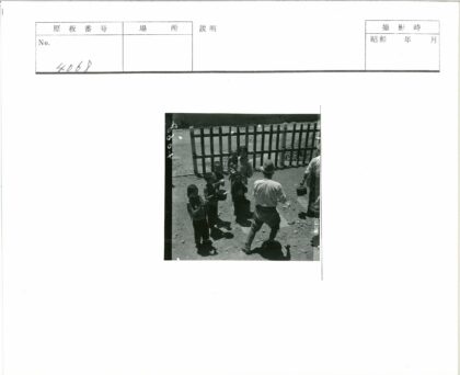 孩子们与提桶成人的栅栏时光.jpg