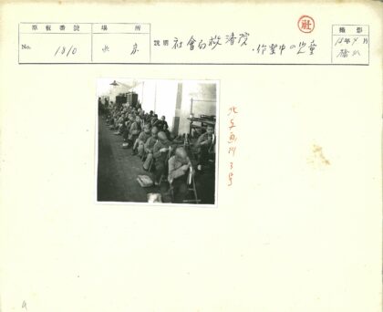 孩子们专注室内活动场景.jpg