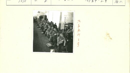孩子们专注室内活动场景.jpg