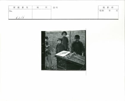 孩子们围桌观画砖墙背景.jpg