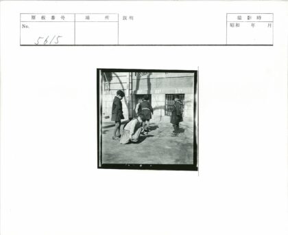 孩子们在建筑前玩耍.jpg