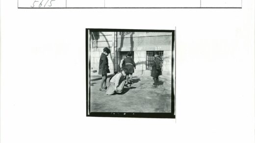 孩子们在建筑前玩耍.jpg
