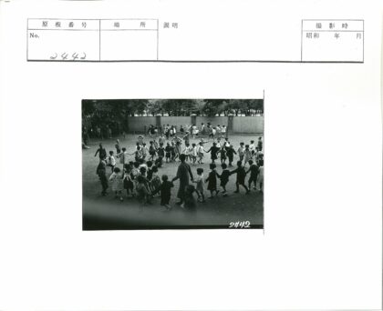 孩子们操场手拉手围圈游戏.jpg