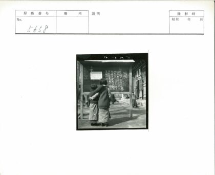 孩子们观看中文布告栏.jpg