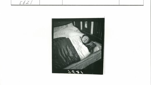 孩子安睡抱泰迪熊.jpg