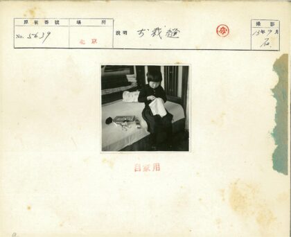 孩子床上缝布生活场景.jpg