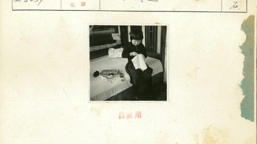 孩子床上缝布生活场景.jpg