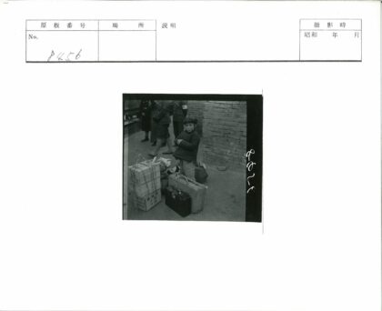孩童与行李旁警察执勤.jpg