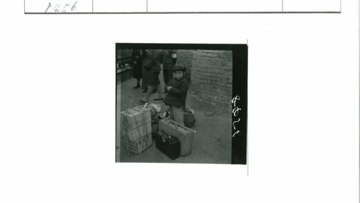 孩童与行李旁警察执勤.jpg