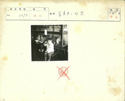 孩童坐凳用餐家居摆设.jpg