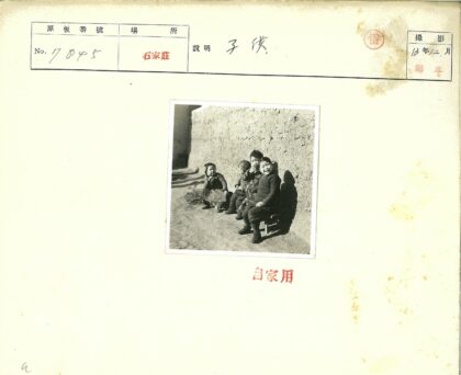 孩童墙边嬉戏光影.jpg