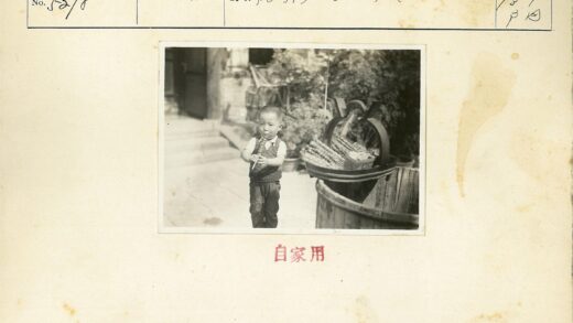 孩童持棍户外木篮场景.jpg