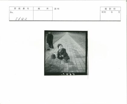 孩童玩金属桶与玩具车.jpg