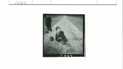 孩童玩金属桶与玩具车.jpg