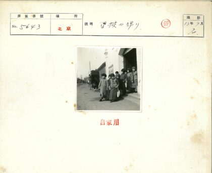 孩童街头马车背景合影.jpg