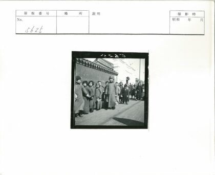 孩童高墙前排站白建筑背景.jpg