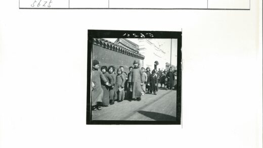 孩童高墙前排站白建筑背景.jpg