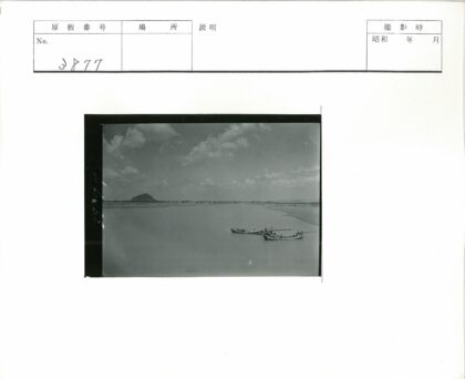 宁静山水间的双船.jpg