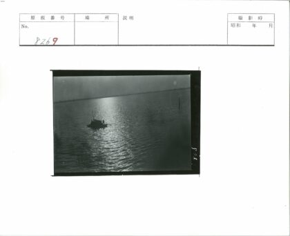 宁静水面的船影与阳光.jpg