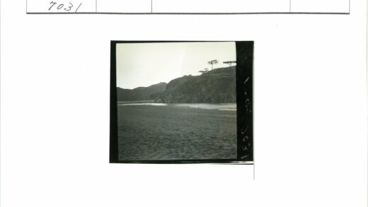 宁静沙滩与岩石悬崖.jpg