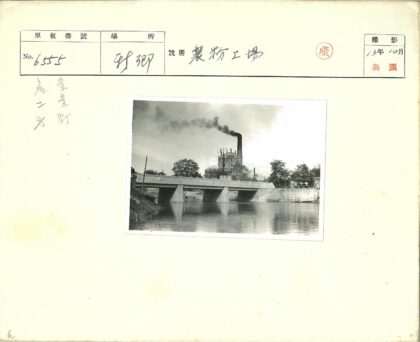 宁静河桥与烟囱建筑风景.jpg