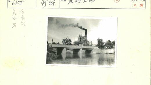 宁静河桥与烟囱建筑风景.jpg