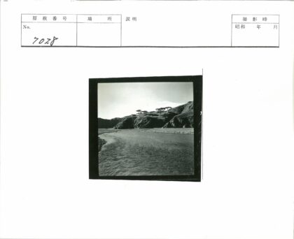 宁静河流与丘陵风光.jpg